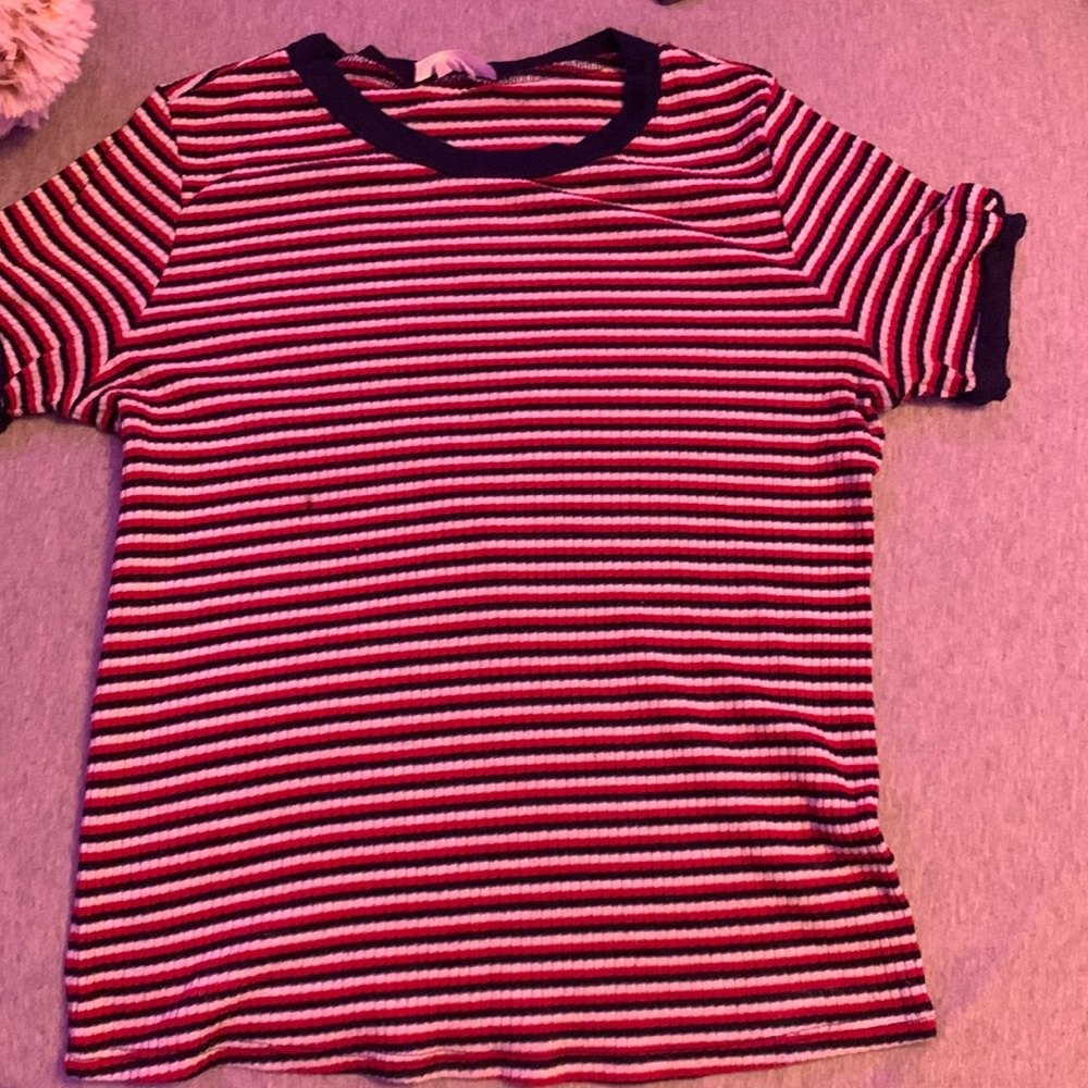 cute shirt fits nice has red white and black in it hasn’t been worn but no tags